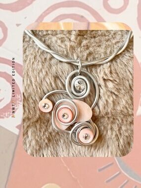 nwt 🆕 🎊 Jeff Lieb pink & silver wire bendable collar necklace with crystals
